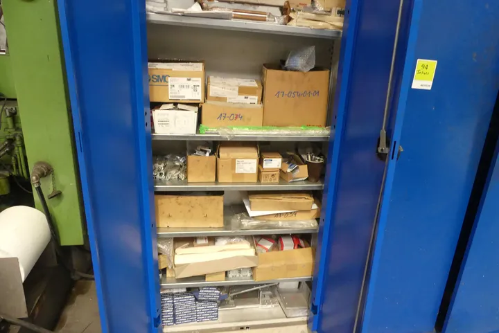 Konvolut Material, Zubehör, Divers Umfang: Schrankinhalt